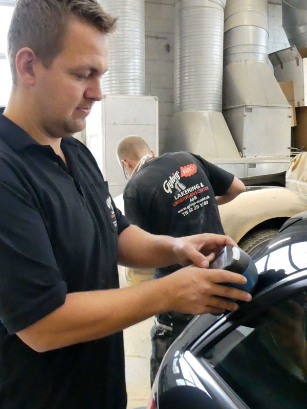 Speciel farve på bil. Ikke noget problem, vi måler alle farver med farvemåler. Hvorefter farven blandes i automatisk doseringsmaskine.