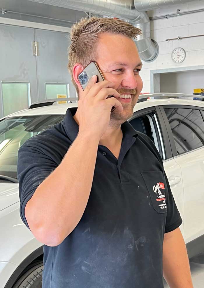 Jonas Gregersen - værkfører og medejer af Gylvigs Autolakering. Kontakt os for at få en pris på opretning og lakering af skaden på bilen