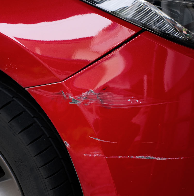 Autolakering - lakering af bil. En lille bule og ridser i bilens lak. Gylvigs Autolak kan hjælpe med reparation af bilen