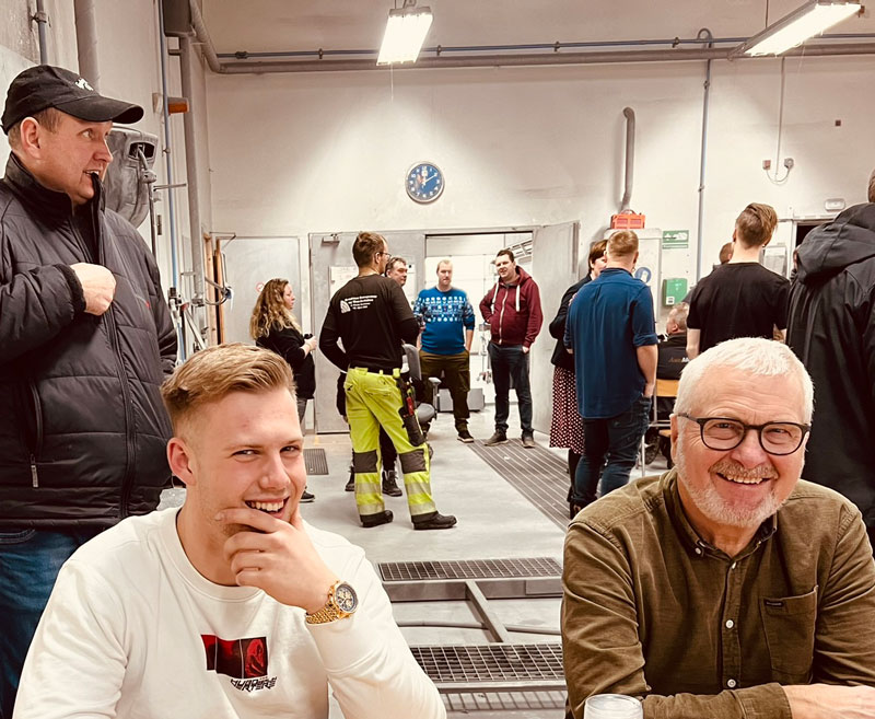Juleafslutning Speciel farve på bil. Ikke noget problem, vi måler alle farver med farvemåler. Hvorefter farven blandes i automatisk doseringsmaskine.